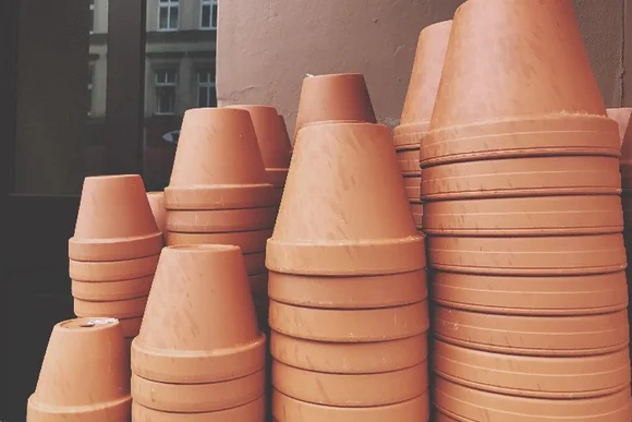 Stapel von Terrakotta-Blumentöpfen